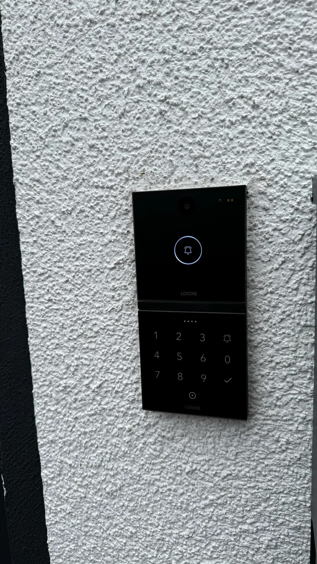 Loxone Intercom mit Kamera und NFC Code Touch an einer Hausfassade