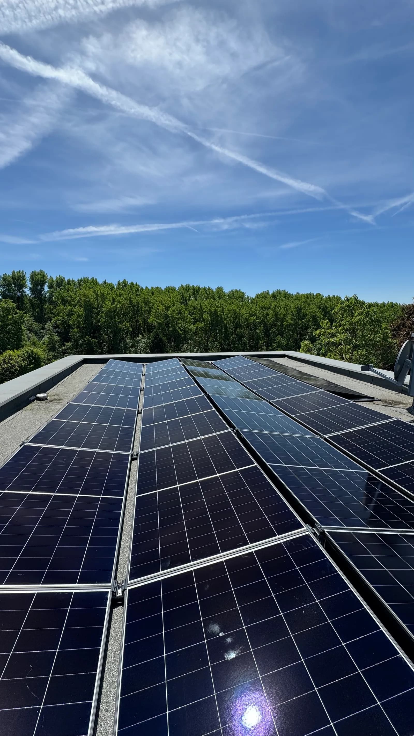 Flachdach-Photovoltaik unter blauem Himmel