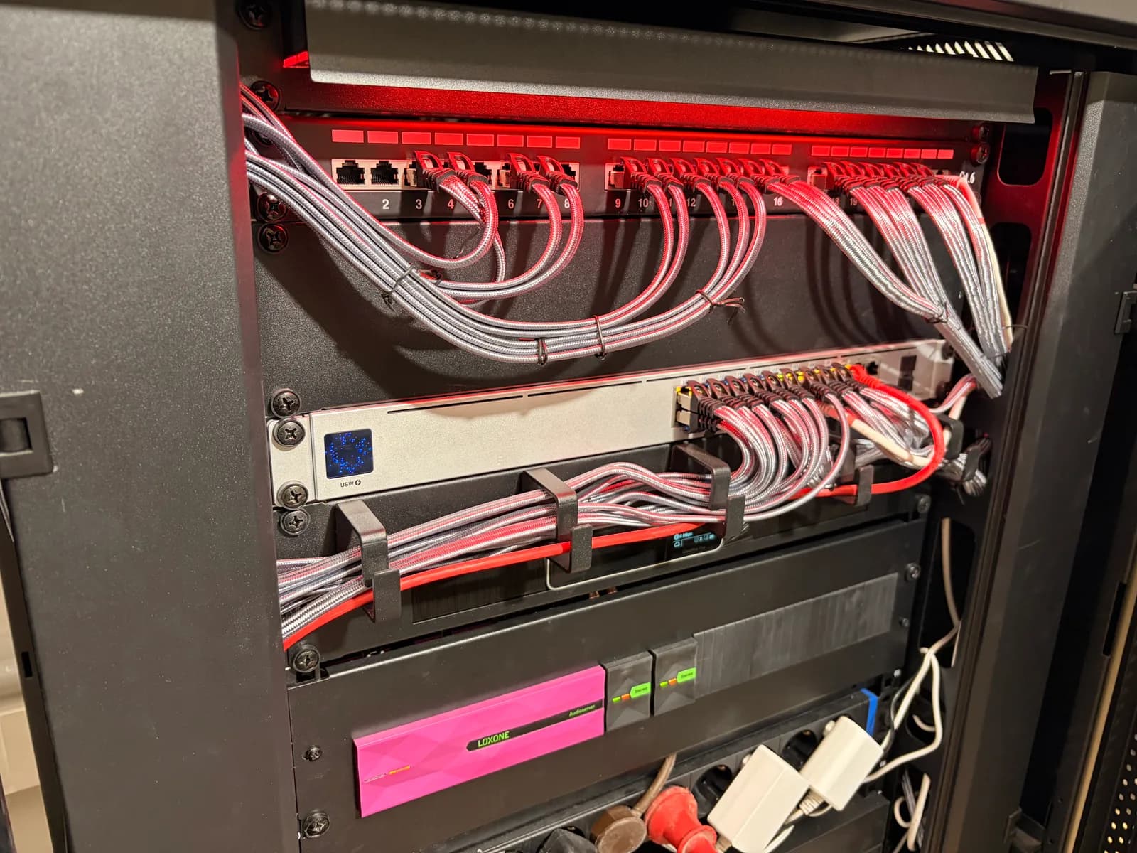 Netzwerk-Rack einer Kundenanlage mit Loxone Audioserver und geordneter Verkabelung