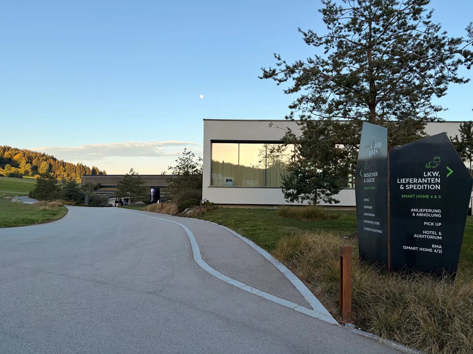 Zufahrt zum Loxone Campus in Österreich mit Wegweiser zu Seminaren und Experience Zone