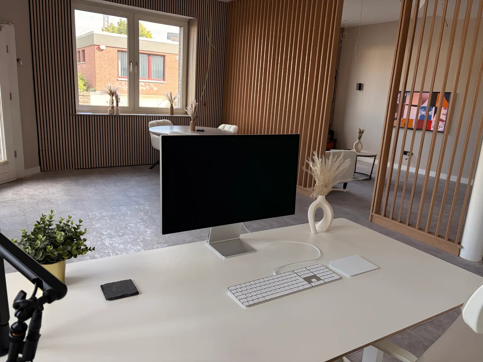 Arbeitsplatz im Showroom mit Blick in den Beratungsbereich