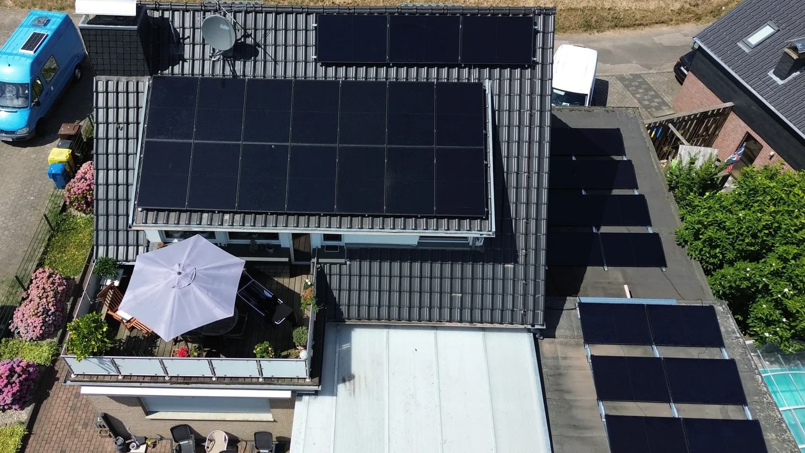 Luftaufnahme einer Kundenanlage: Photovoltaik auf Ziegeldach und Flachdach