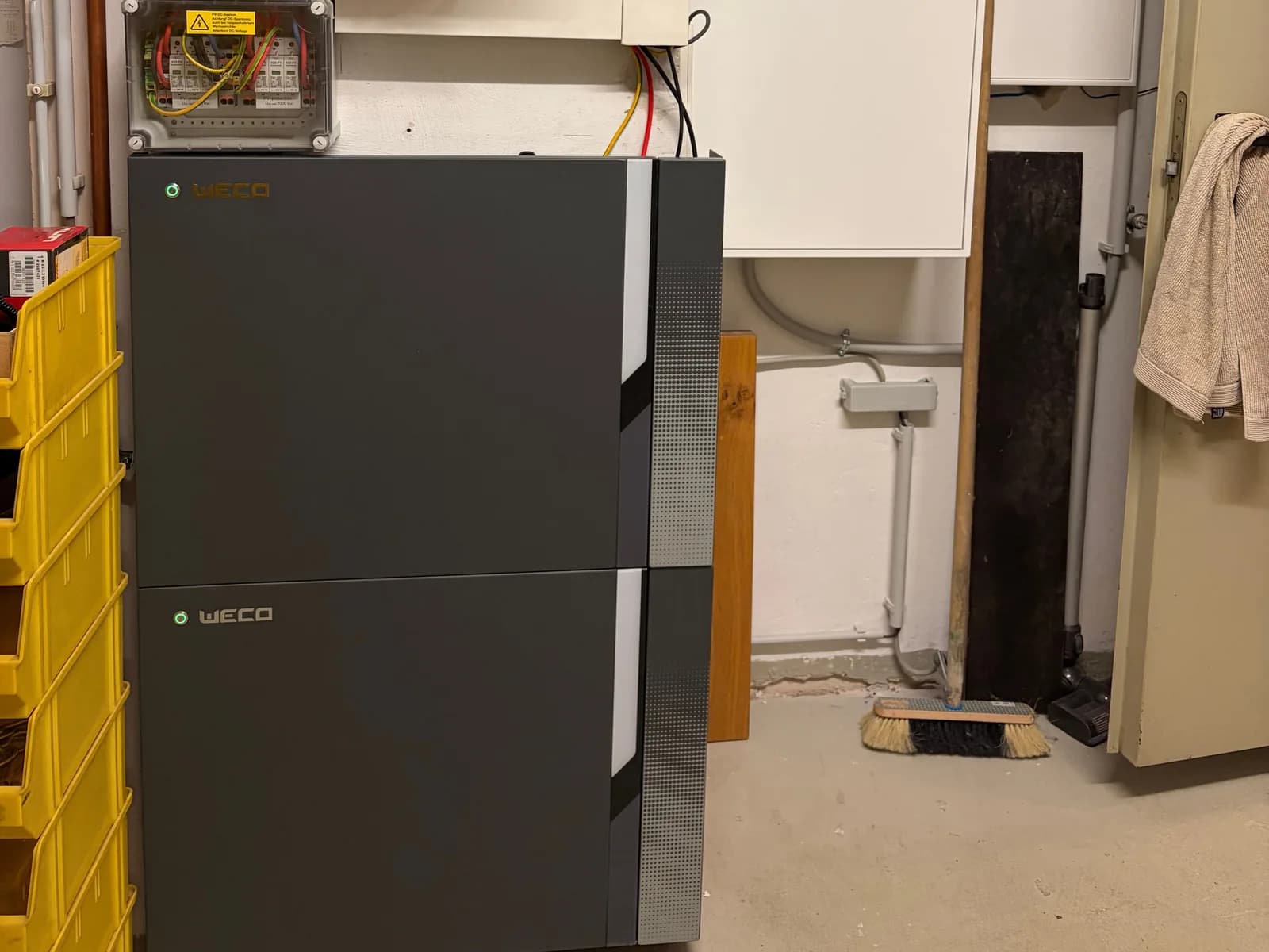 Technikraum einer Kundenanlage: Wechselrichter und Batteriespeicher mit Loxone-Verteilern