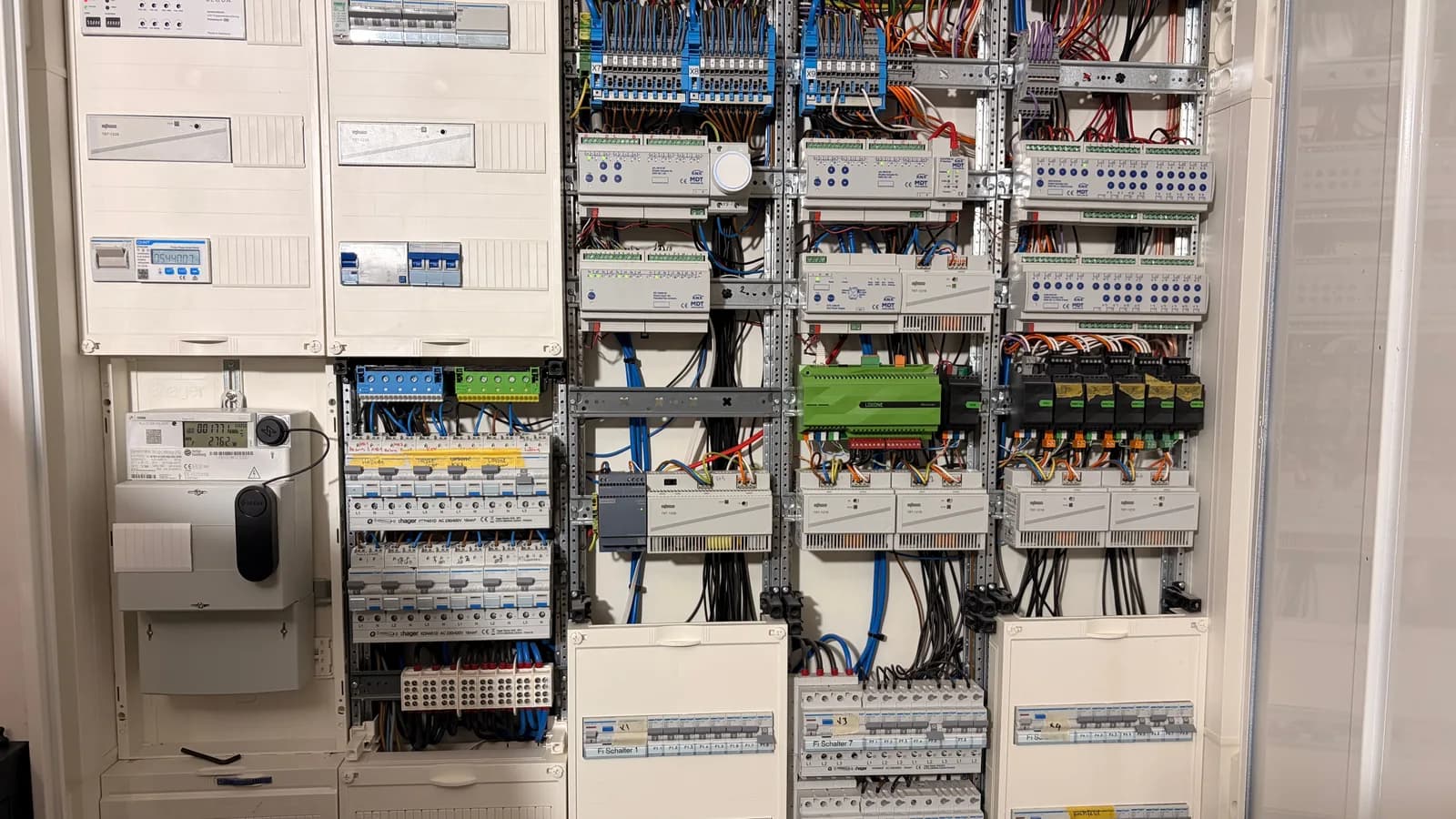 Beschrifteter KNX- und Loxone-Verteiler einer Kundenanlage