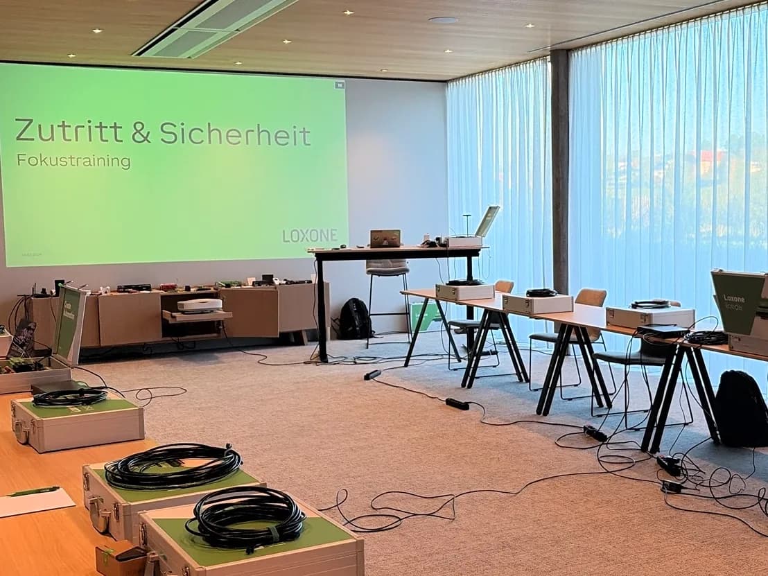Schulungsraum am Loxone Campus beim Fokustraining Zutritt und Sicherheit, Loxone Koffer auf den Tischen