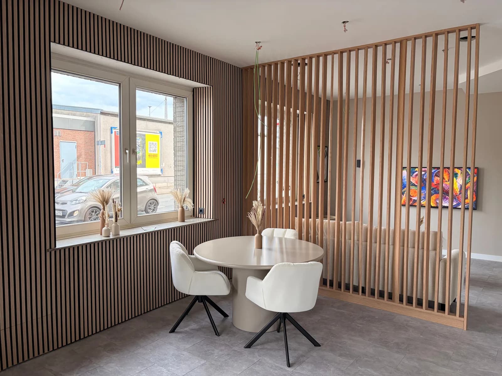 Beratungsecke im Showroom an der Buschhausener Straße: Eichenlamellen, runder Tisch, helle Sessel